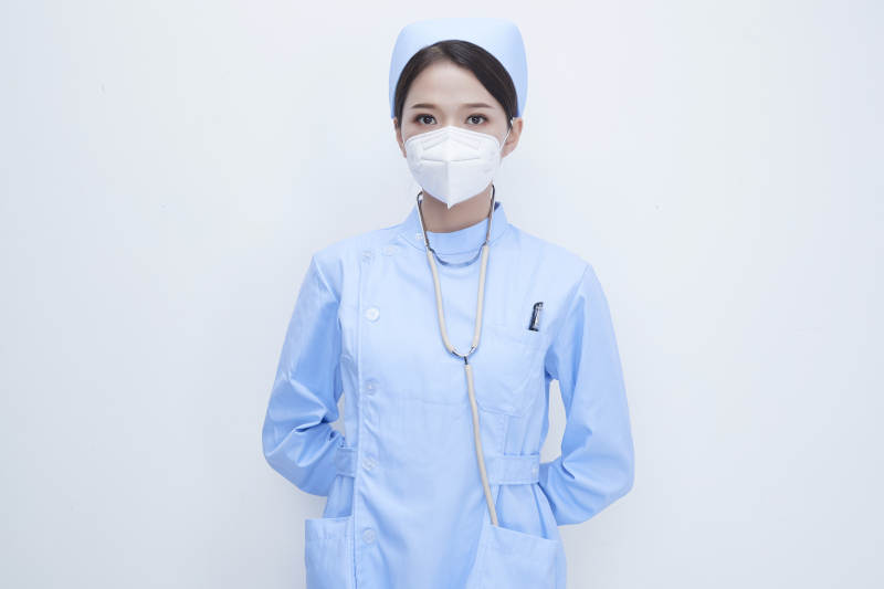 女性医护人员展示规范的口罩正确佩戴方式图片