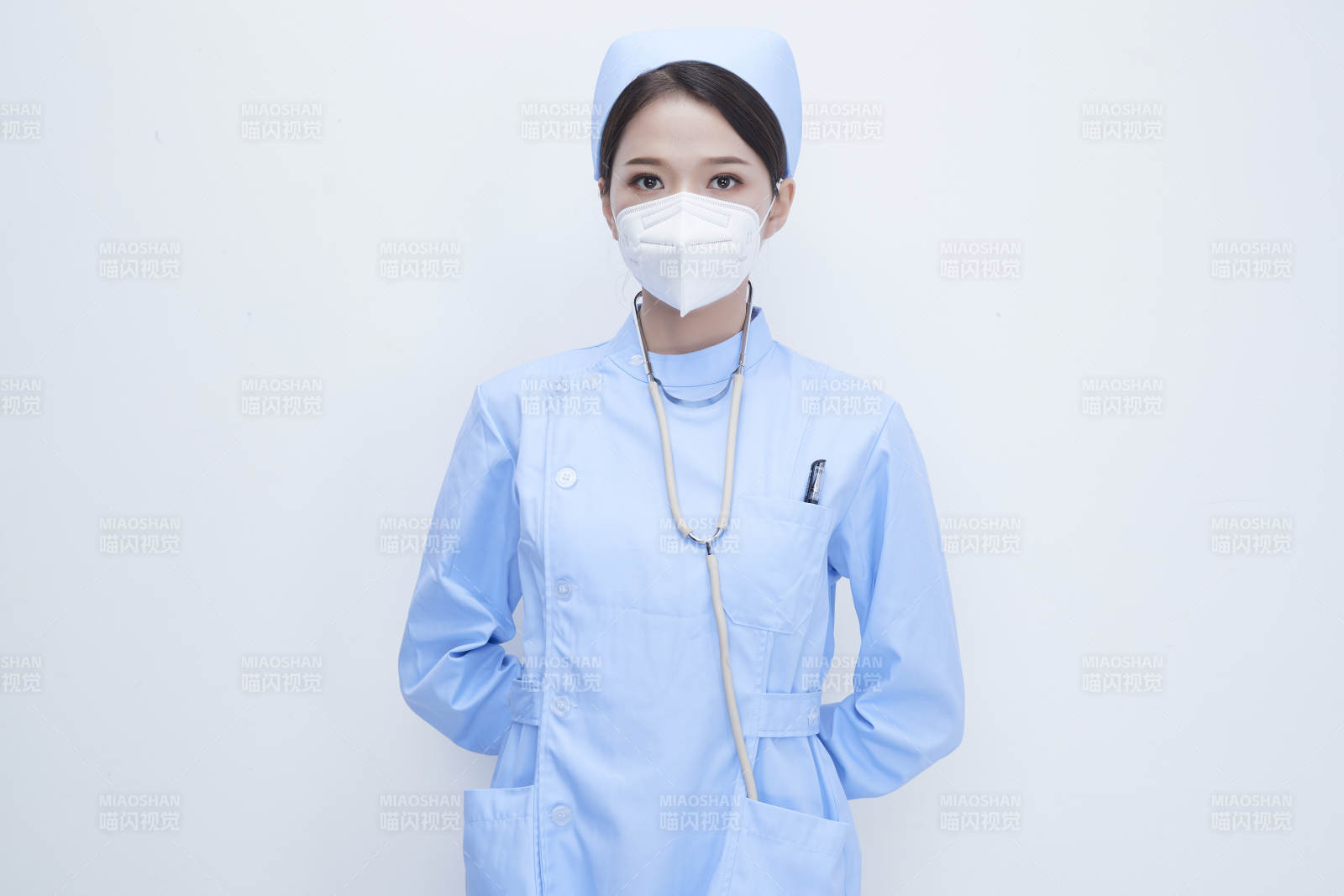 女性医护人员展示规范的口罩正确佩戴方式图片