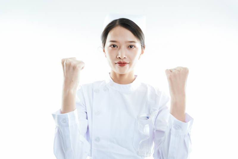 身穿护士的年轻女性医护人员图片