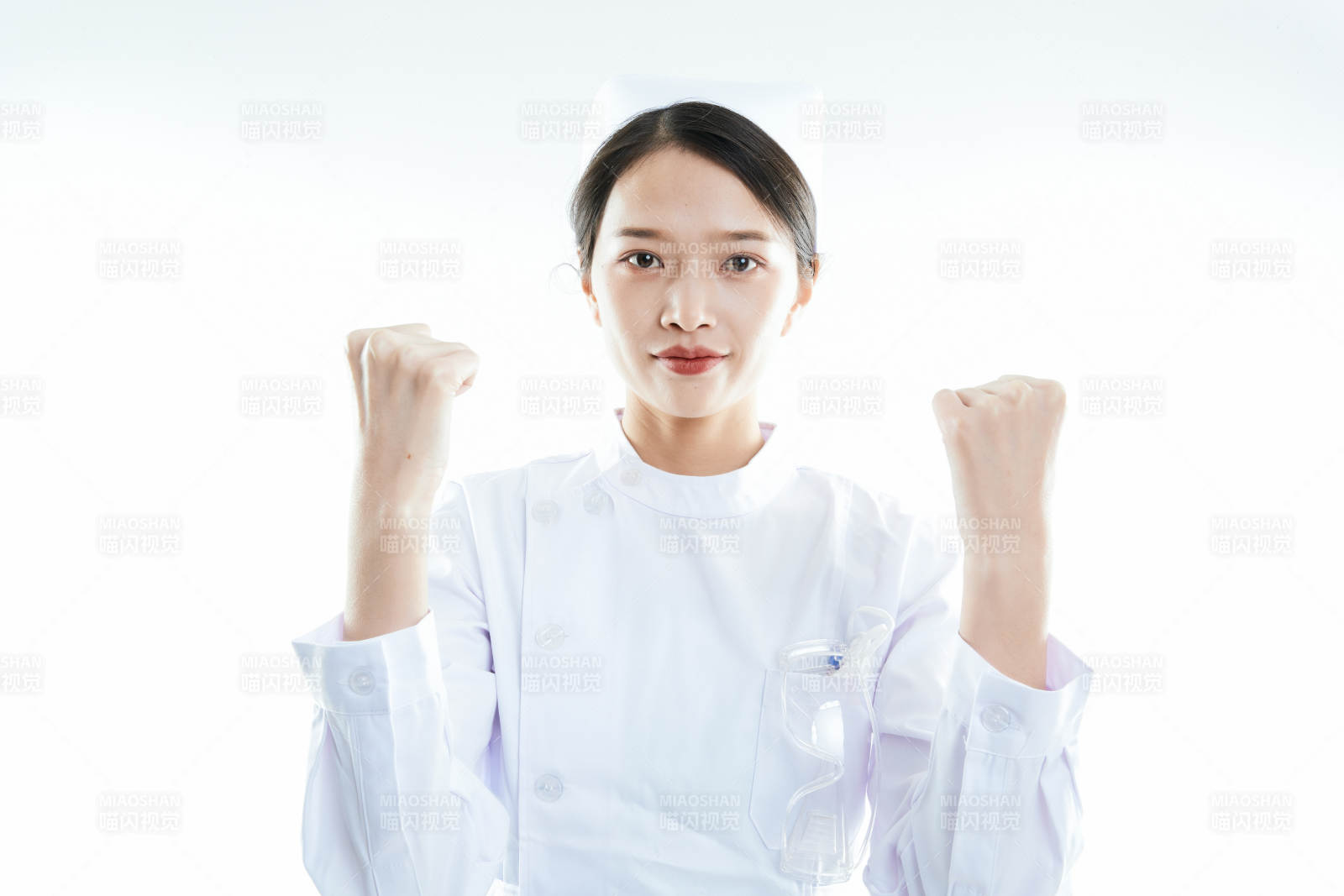 身穿护士的年轻女性医护人员图片