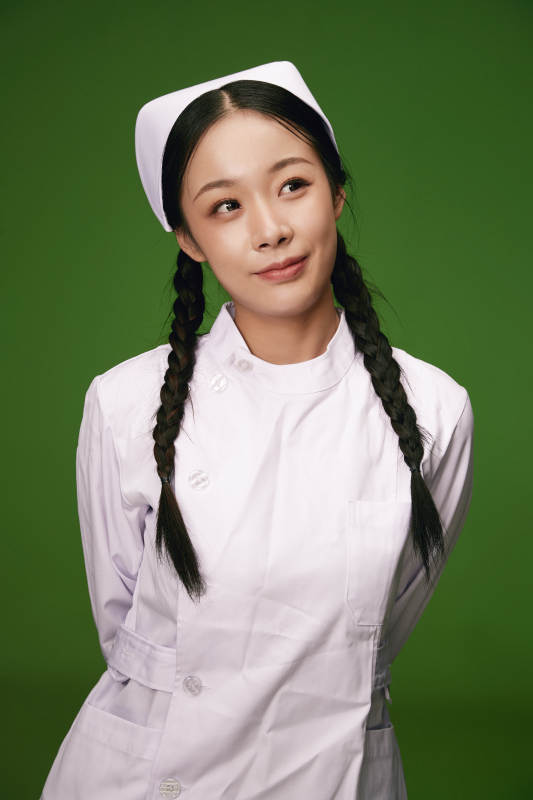 身穿白色护士服的年轻护士形象图片