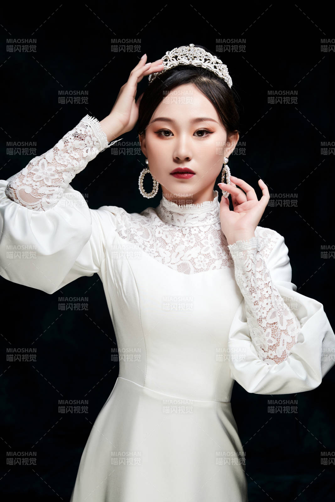 黑色背景下的女性复古婚纱妆面图片