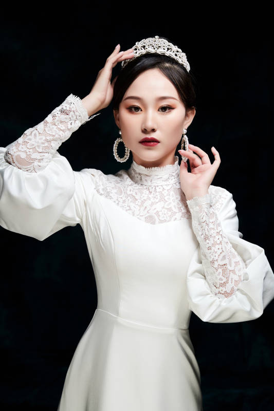 黑色背景下的女性复古婚纱妆面图片