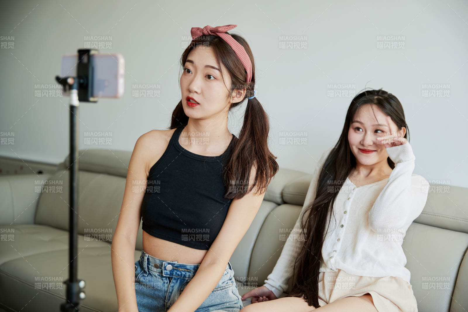 在家做主播直播的亚洲年轻闺蜜少女图片