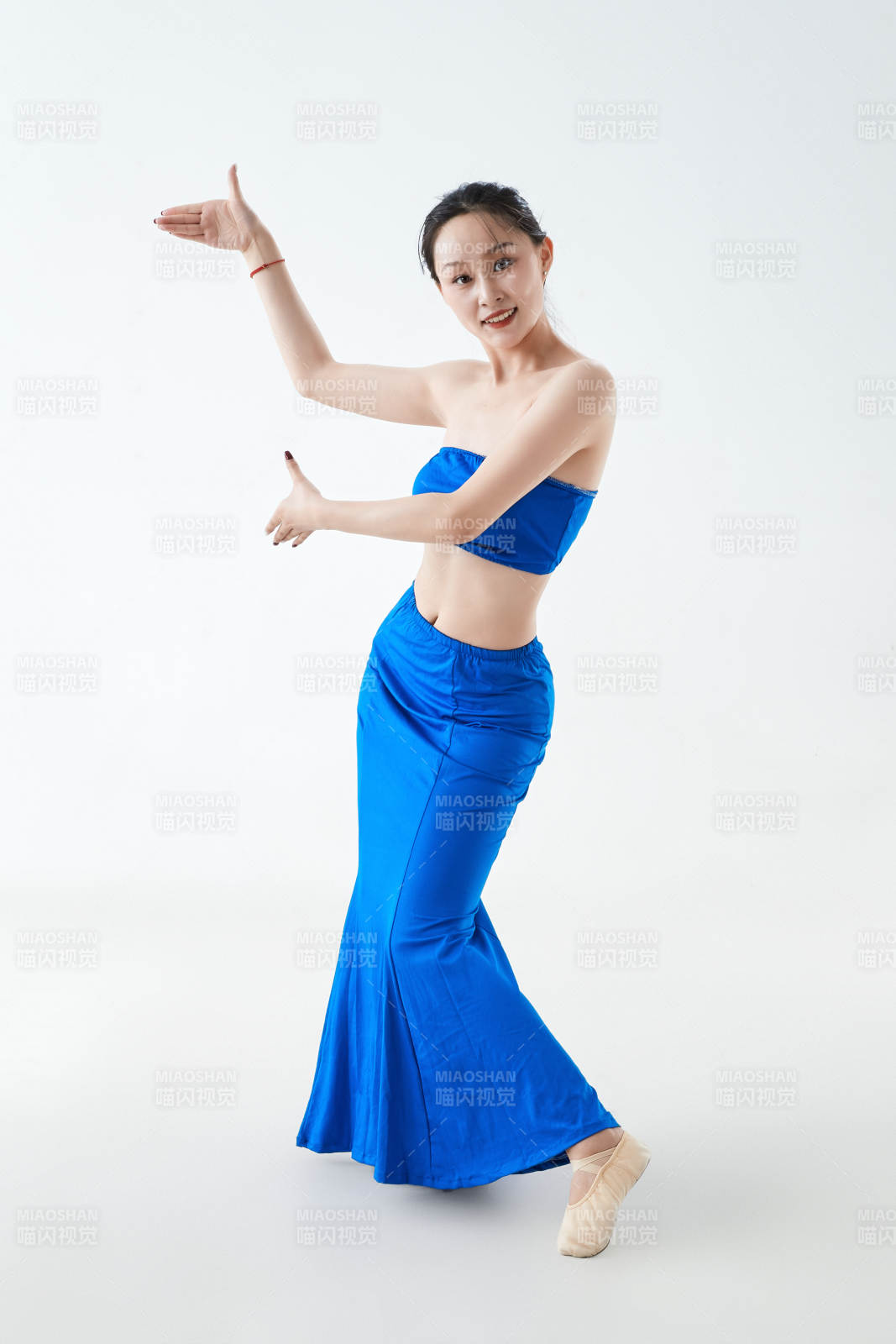 穿着傣族服饰跳孔雀舞的少女图片