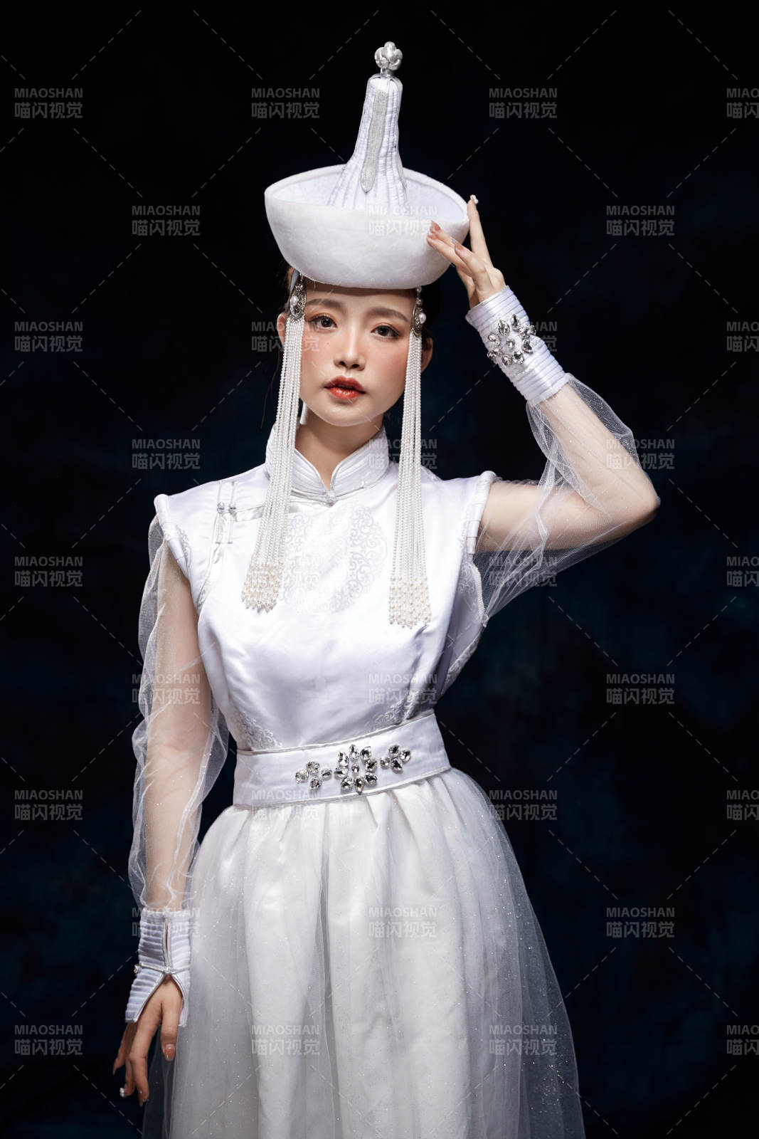 穿着蒙古族服饰的亚洲青年女性图片