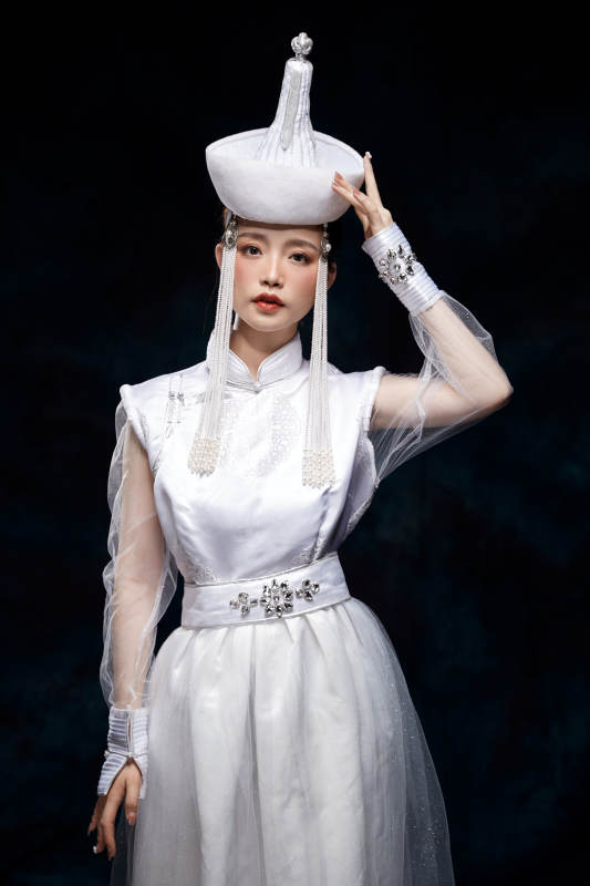 穿着蒙古族服饰的亚洲青年女性图片