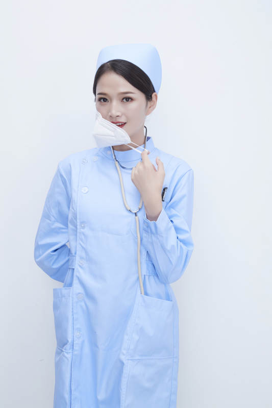 女性医护人员展示规范的口罩正确佩戴方式图片