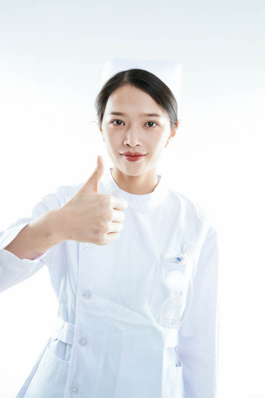 身穿护士的年轻女性医护人员图片