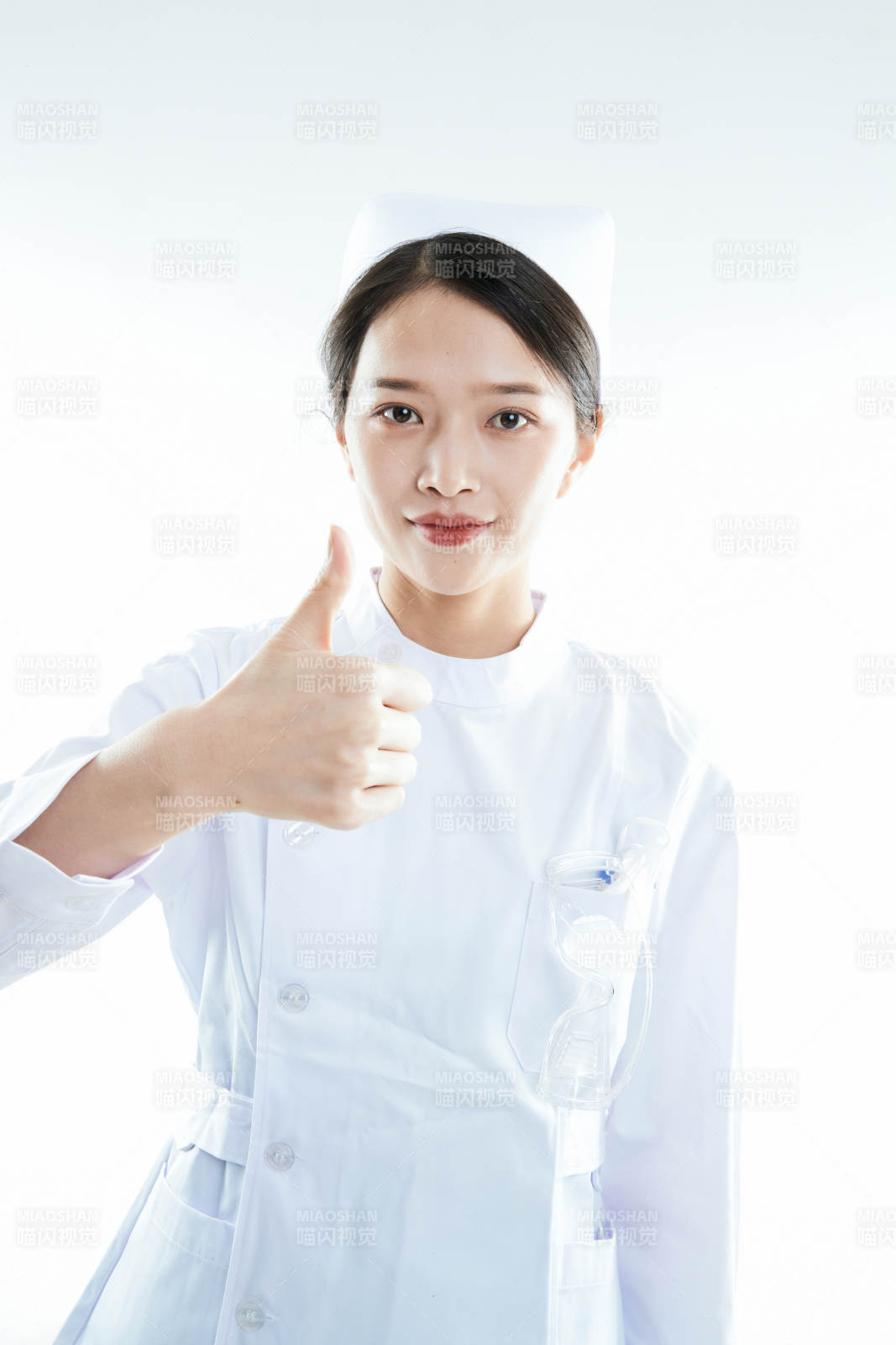 身穿护士的年轻女性医护人员图片