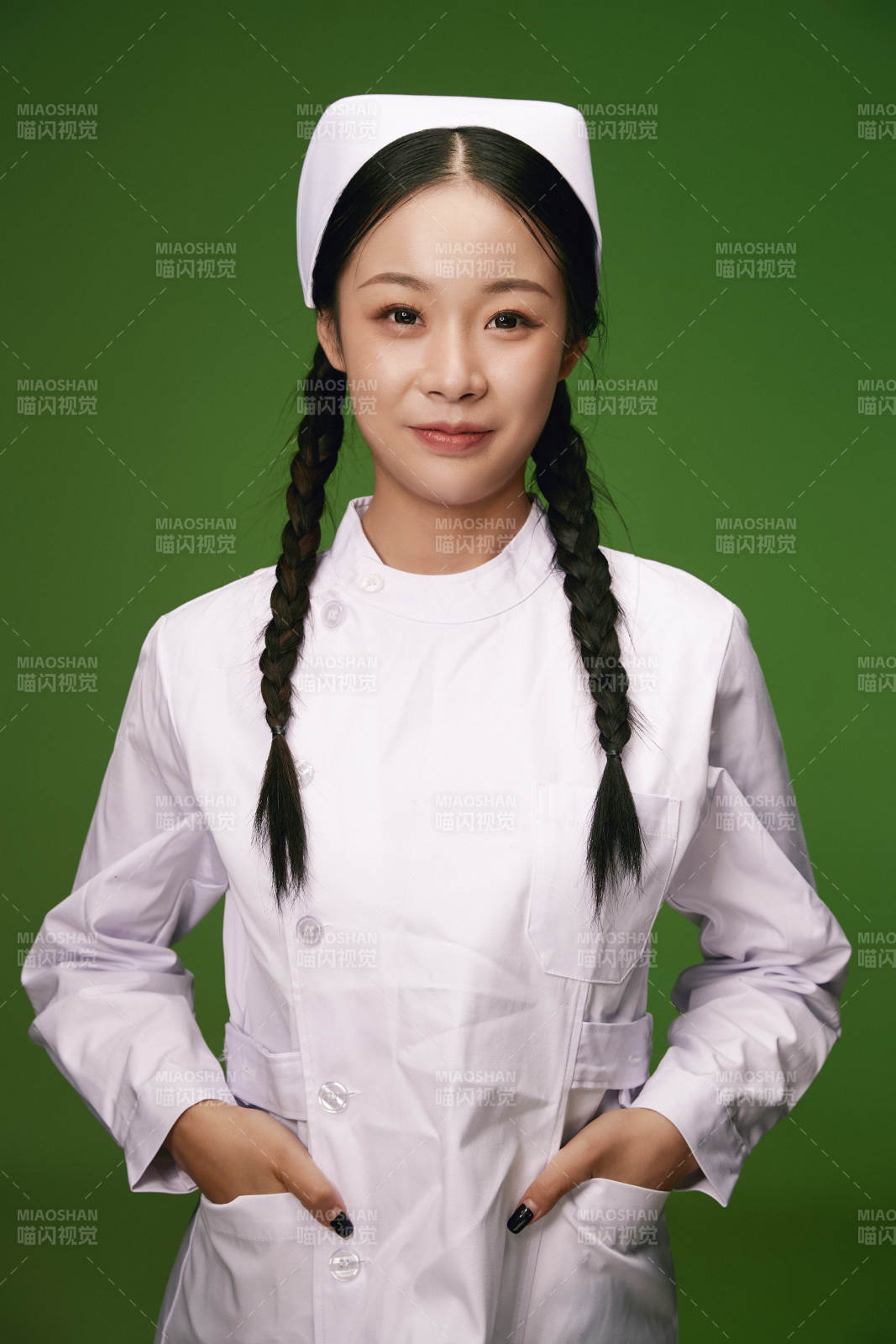 身穿白色护士服的年轻护士形象图片