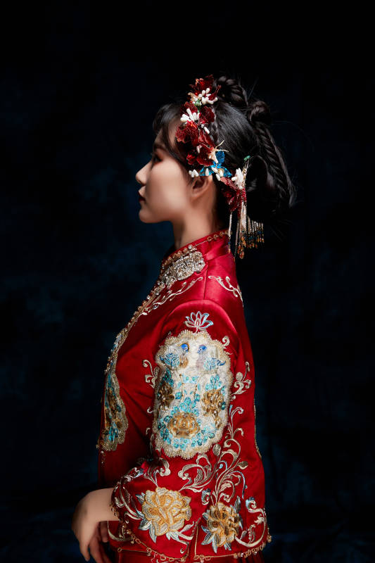 穿着中式秀禾服的亚洲少女图片