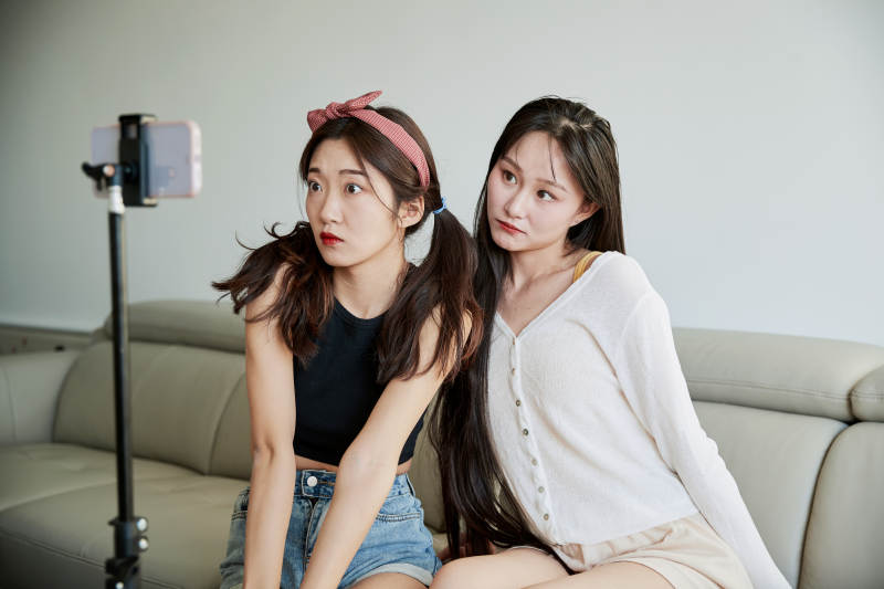 在家做主播直播的亚洲年轻闺蜜少女图片