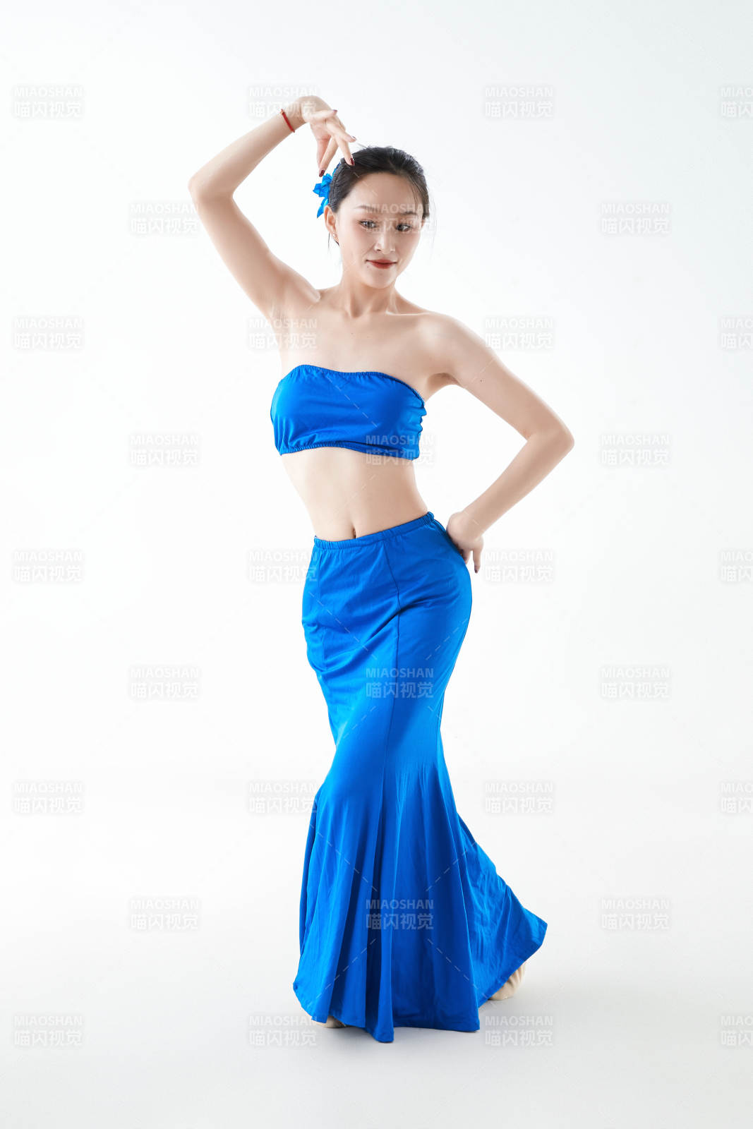 穿着傣族服饰跳孔雀舞的少女图片