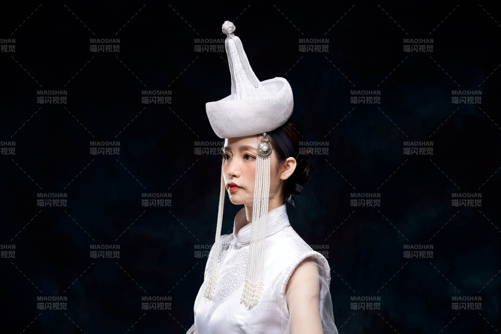 穿着蒙古族服饰的亚洲青年女性图片