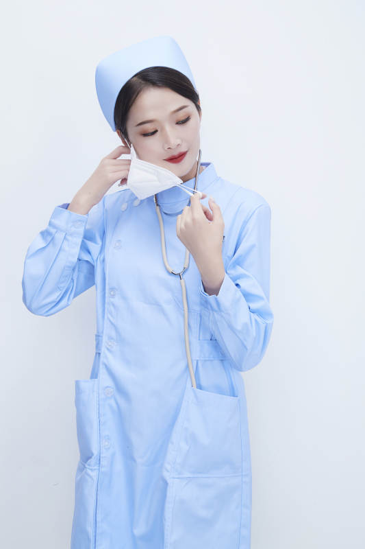 女性医护人员展示规范的口罩正确佩戴方式图片