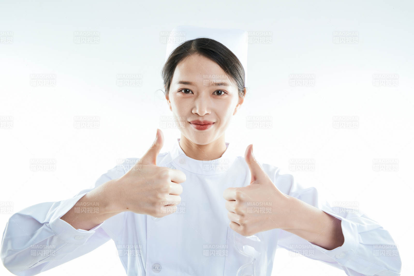 身穿护士的年轻女性医护人员图片