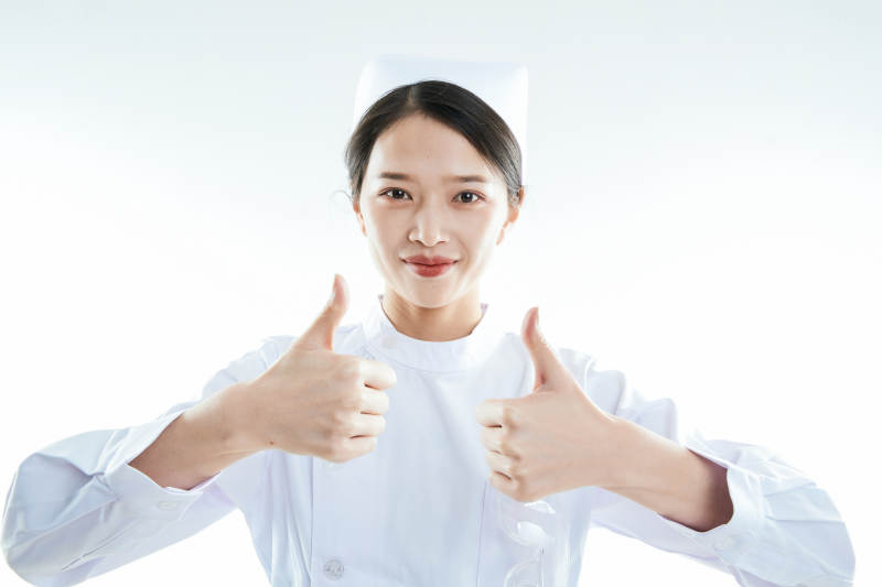 身穿护士的年轻女性医护人员图片