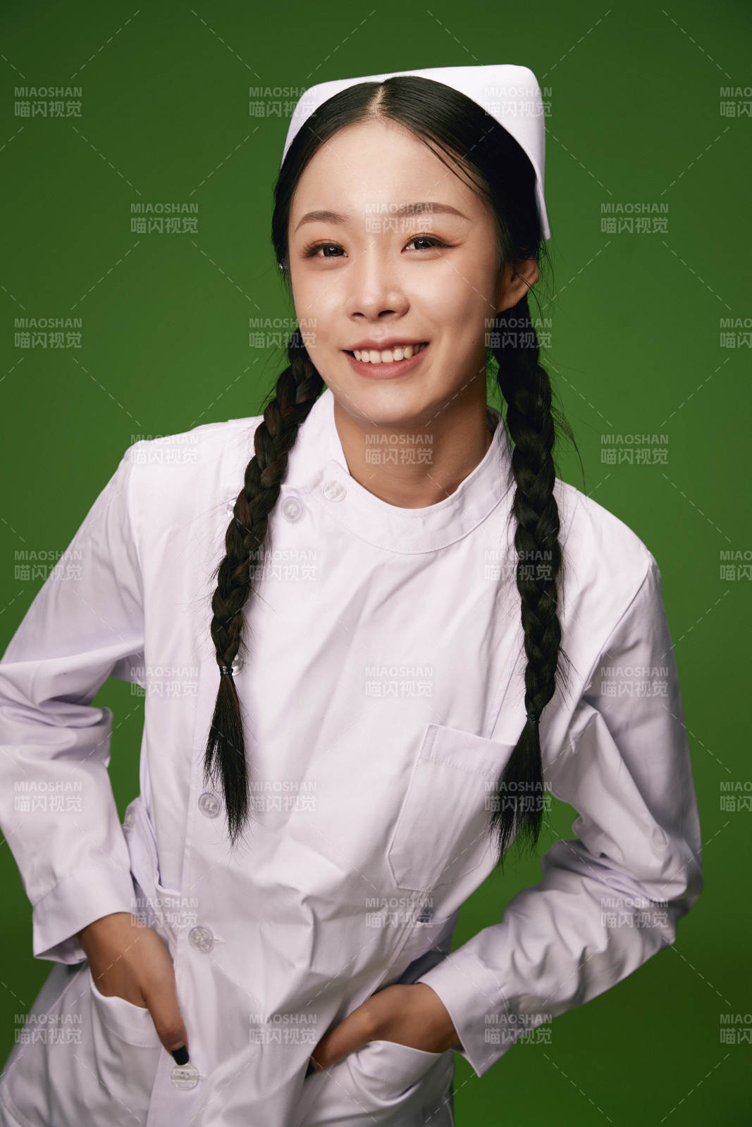 身穿白色护士服的年轻护士形象图片