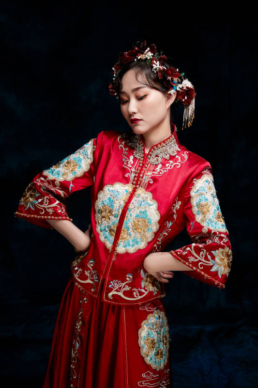 穿着中式秀禾服的亚洲少女图片