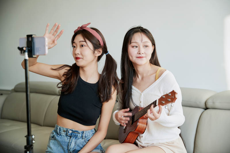 在家做主播直播的亚洲年轻闺蜜少女图片