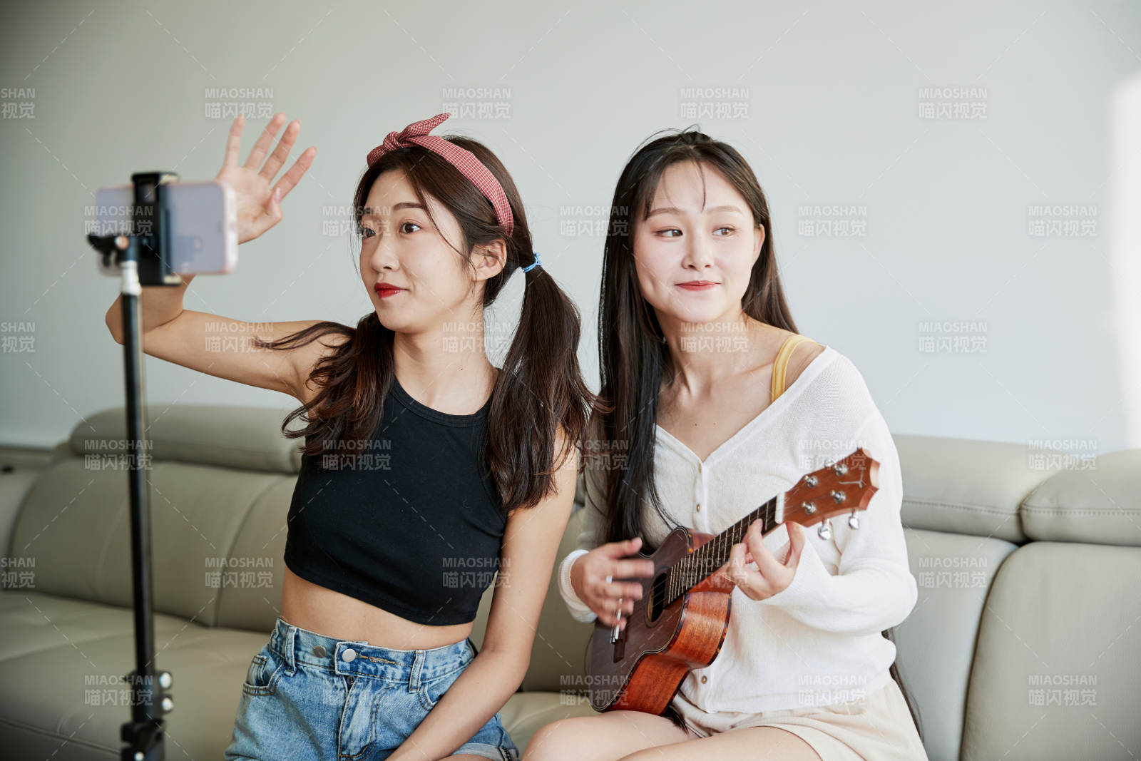 在家做主播直播的亚洲年轻闺蜜少女图片