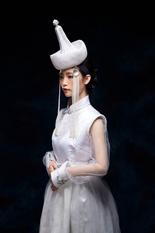 穿着蒙古族服饰的亚洲青年女性图片