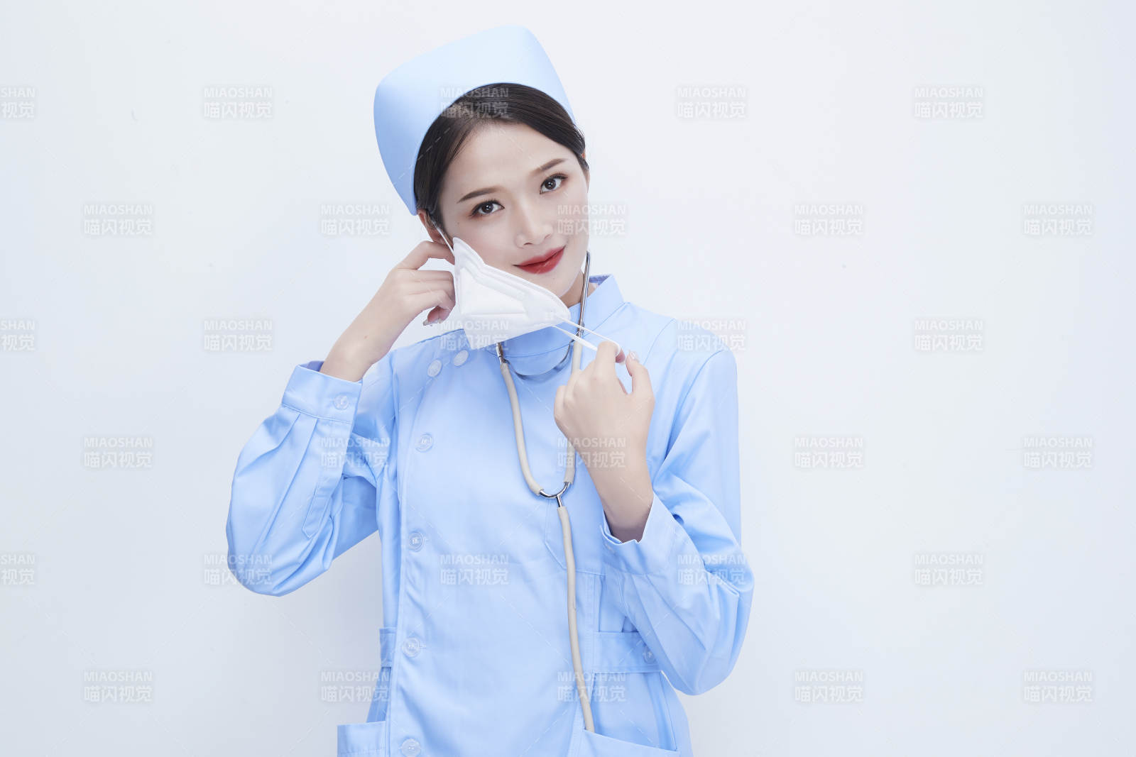 女性医护人员展示规范的口罩正确佩戴方式图片
