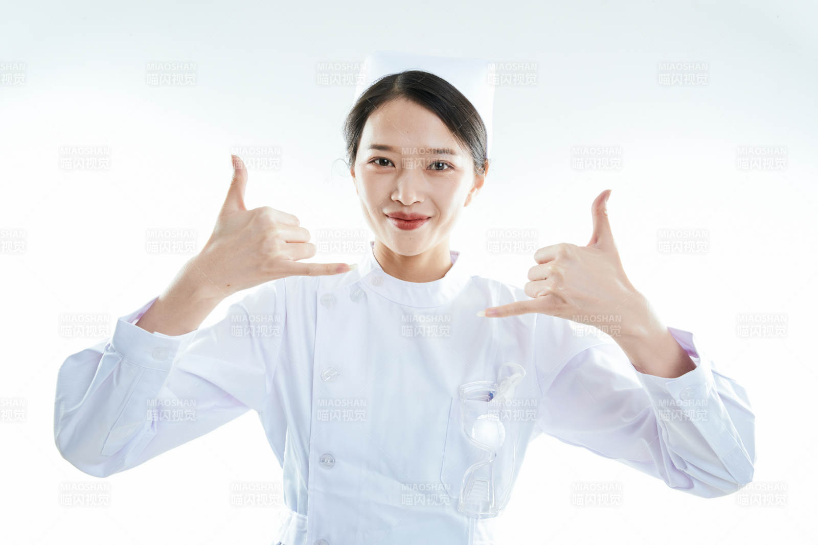 身穿护士的年轻女性医护人员图片