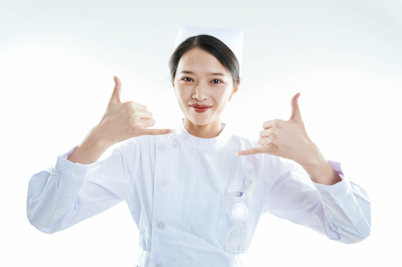 身穿护士的年轻女性医护人员图片