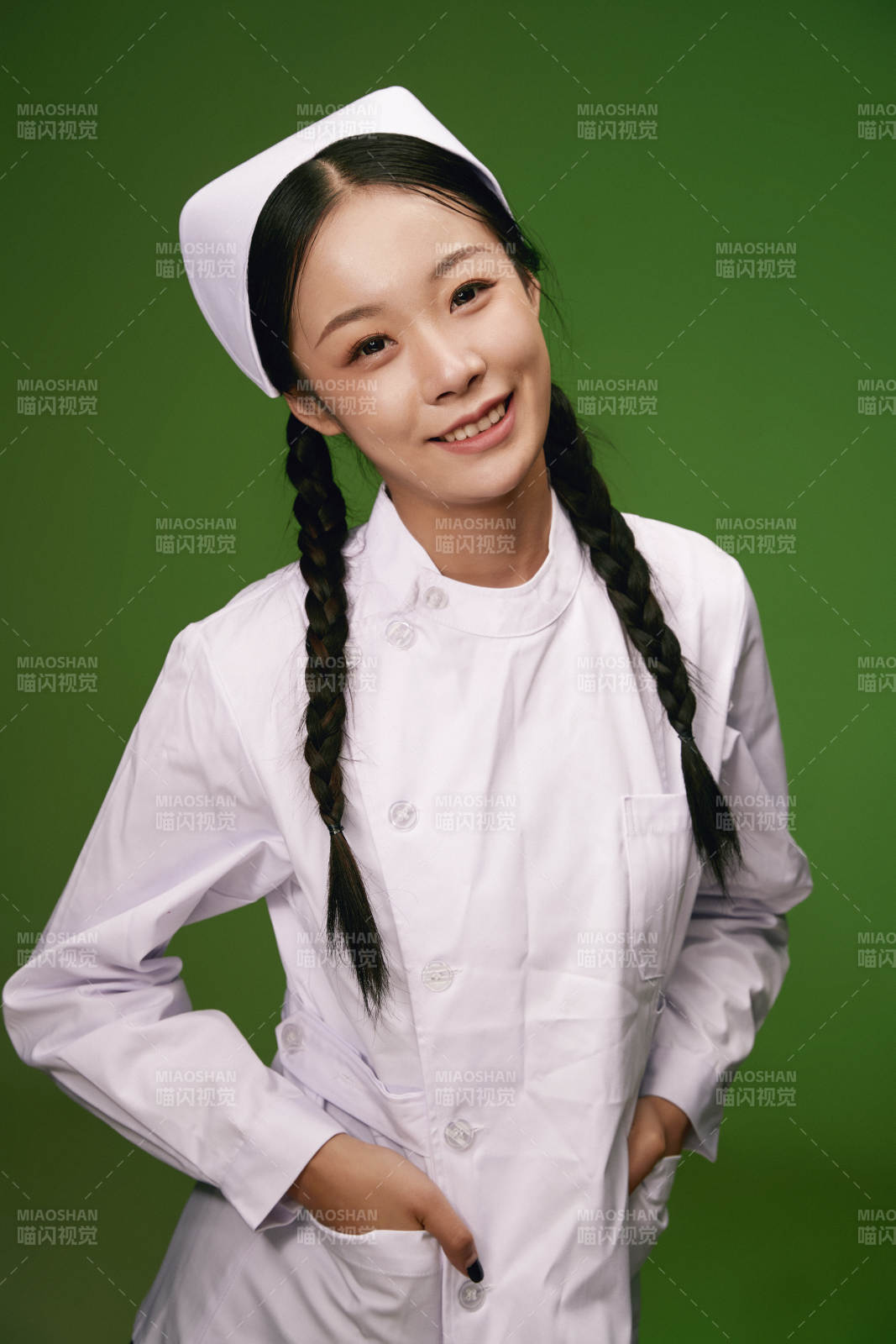 身穿白色护士服的年轻护士形象图片