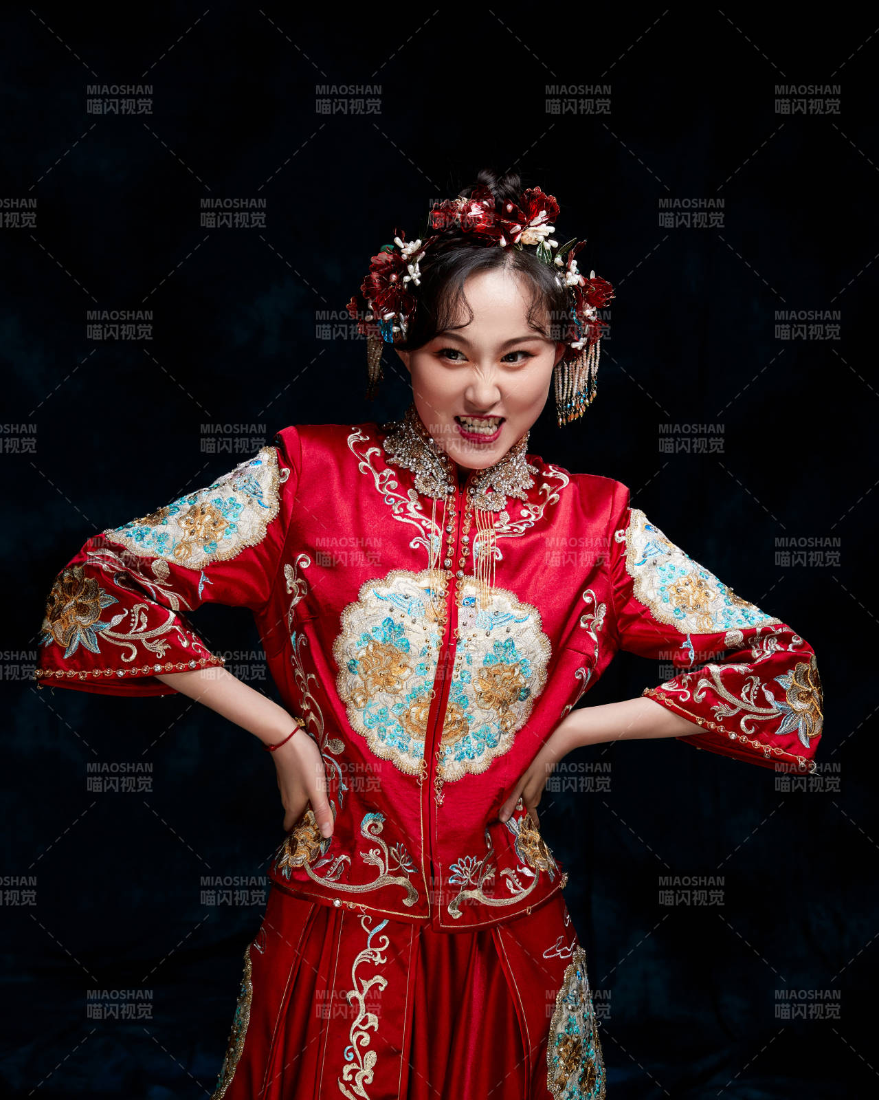 穿着中式秀禾服的亚洲少女图片