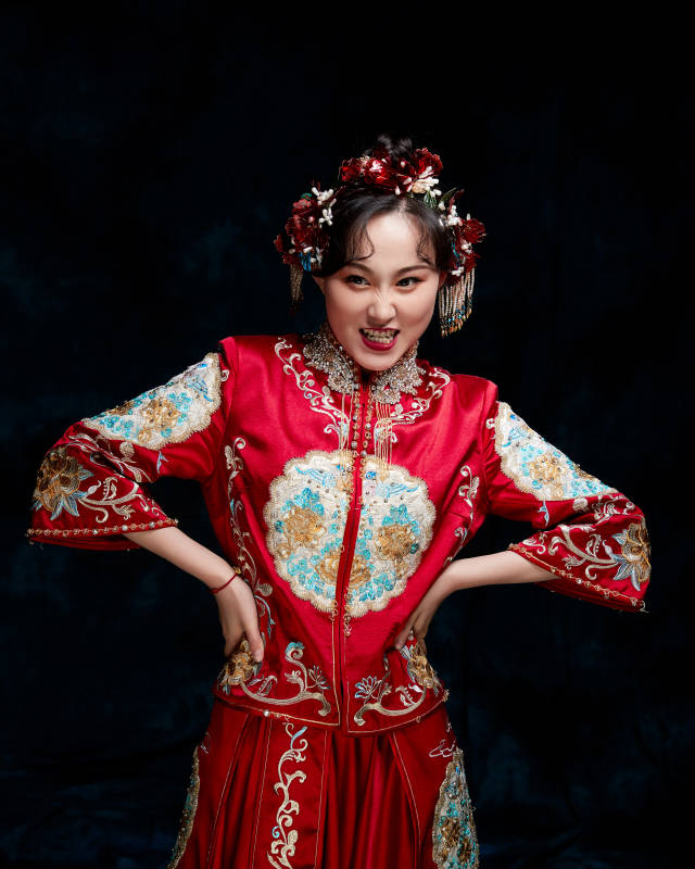 穿着中式秀禾服的亚洲少女图片