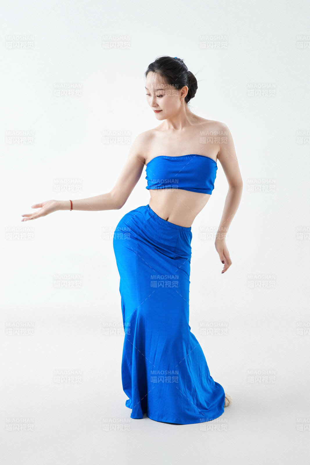 穿着傣族服饰跳孔雀舞的少女图片