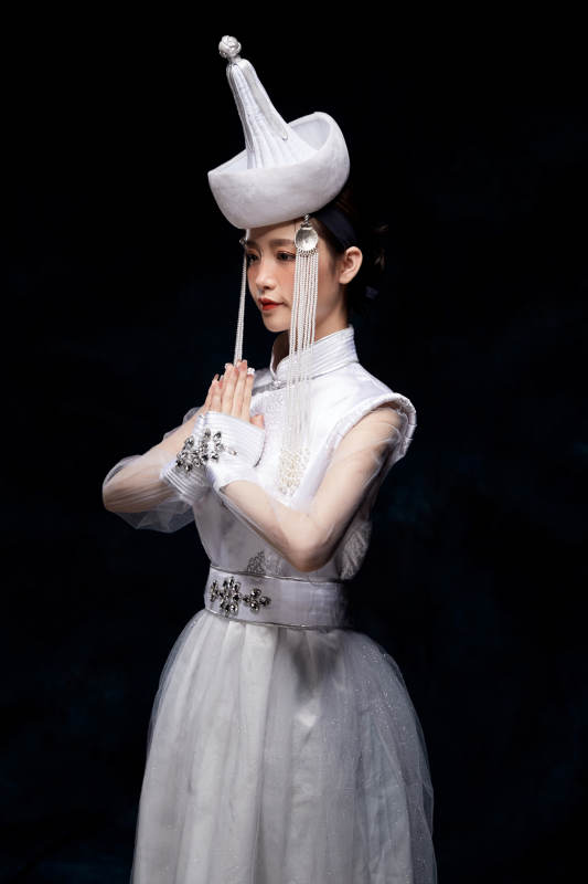 穿着蒙古族服饰的亚洲青年女性图片