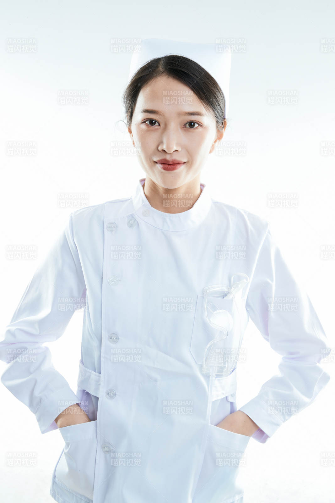 身穿护士的年轻女性医护人员图片