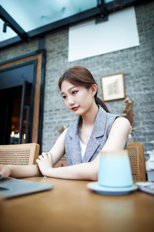 在室内使用电脑办公的亚洲白领女性图片