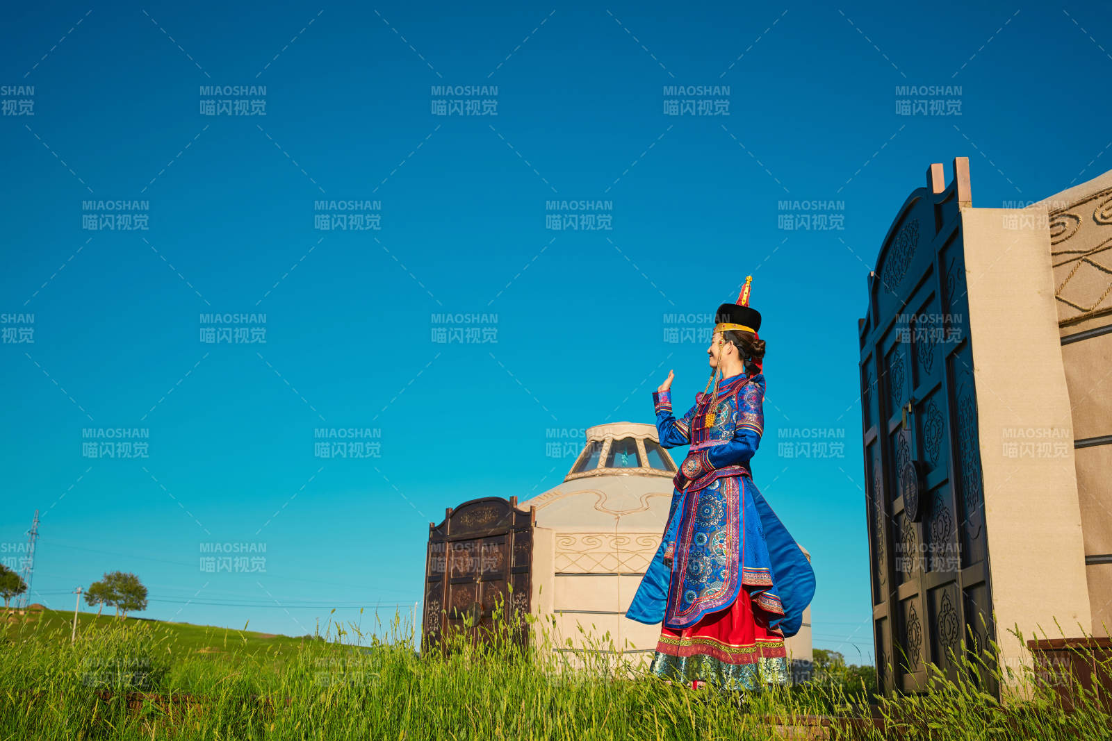 夕阳下草原蒙古大帐前穿蒙族服饰的美女图片