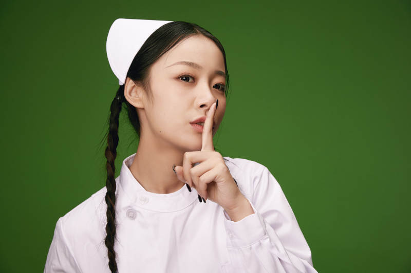 身穿白色护士服的年轻护士形象图片