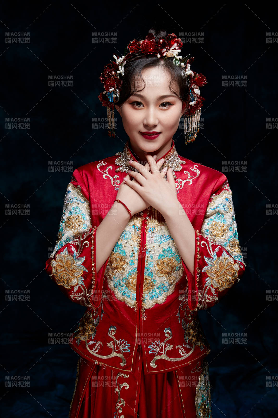 穿着中式秀禾服的亚洲少女图片