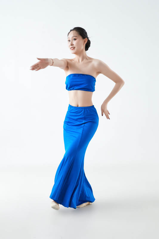 穿着傣族服饰跳孔雀舞的少女图片