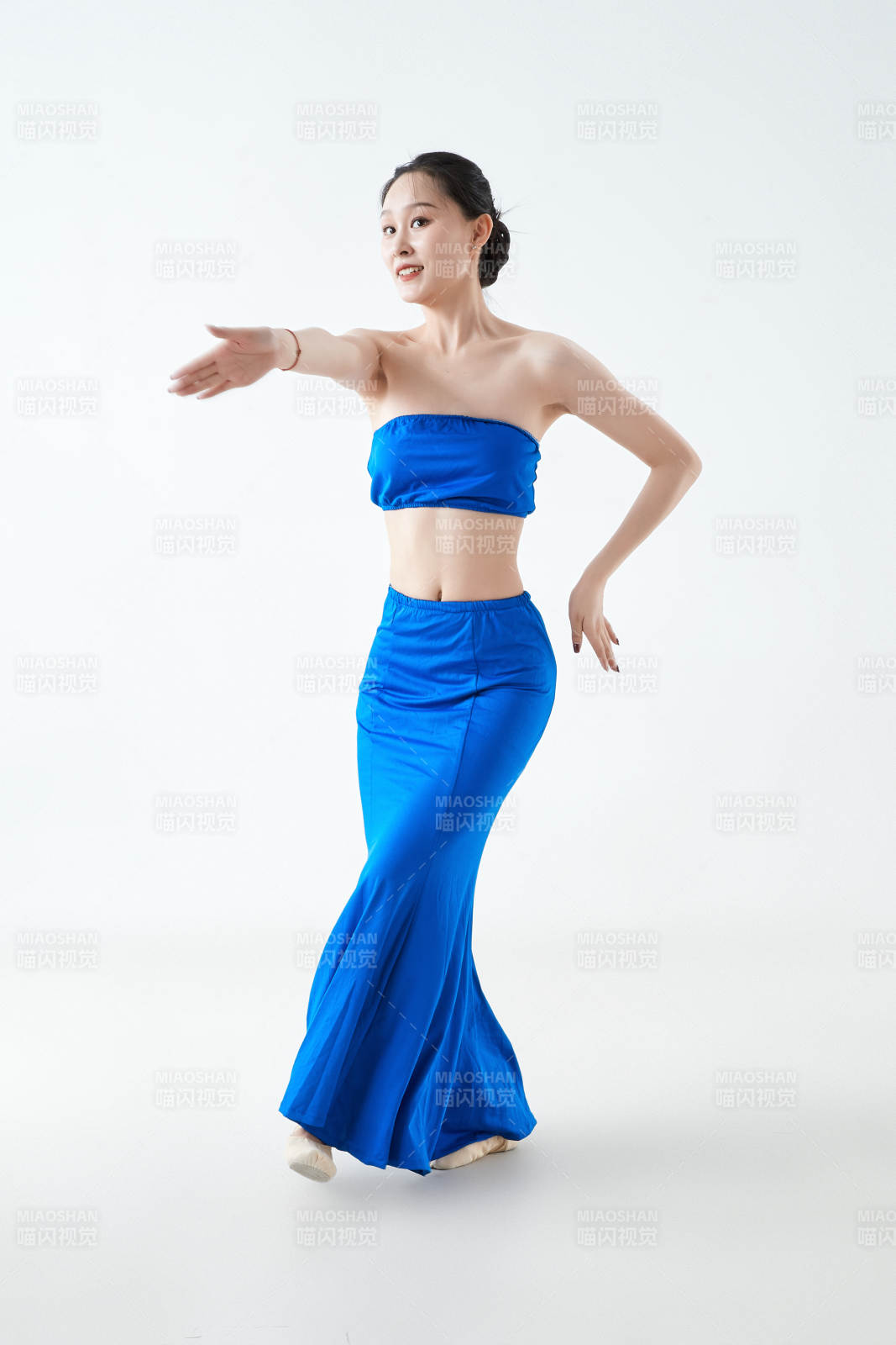 穿着傣族服饰跳孔雀舞的少女图片