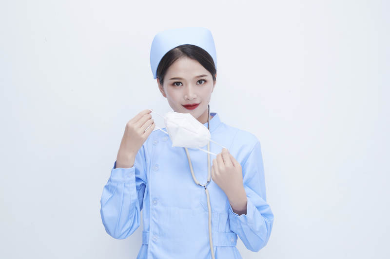 女性医护人员展示规范的口罩正确佩戴方式图片