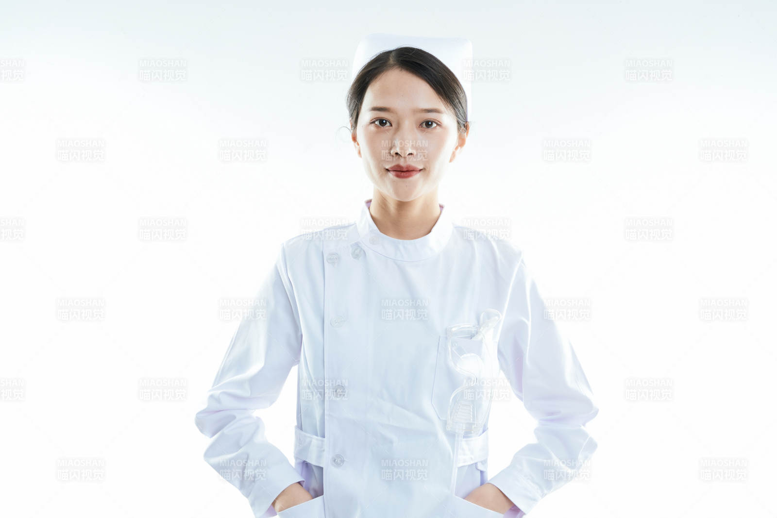 身穿护士的年轻女性医护人员图片