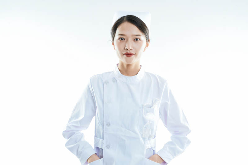 身穿护士的年轻女性医护人员图片