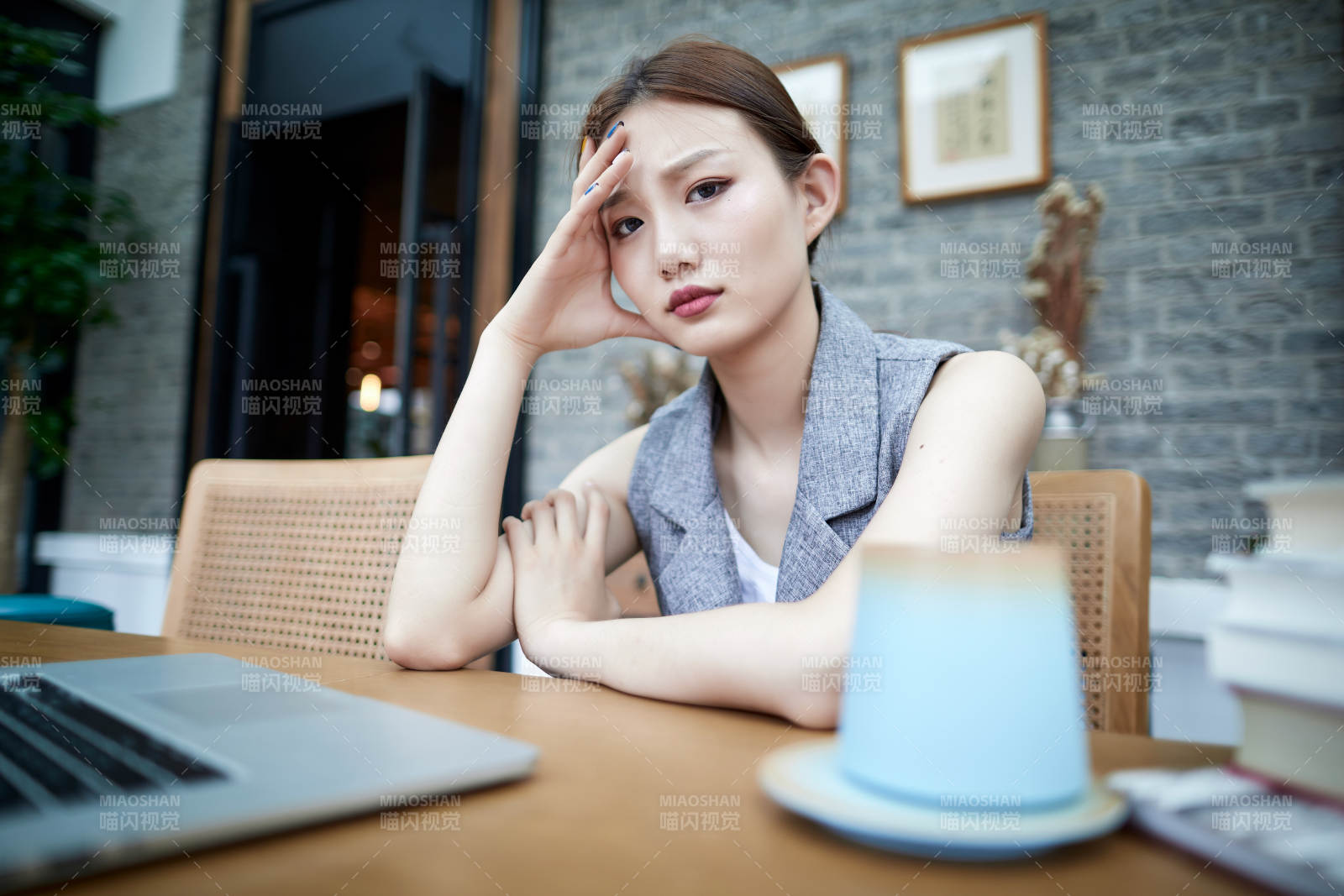 在室内使用电脑办公的亚洲白领女性图片