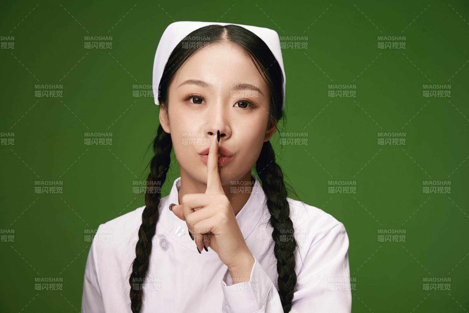 身穿白色护士服的年轻护士形象图片