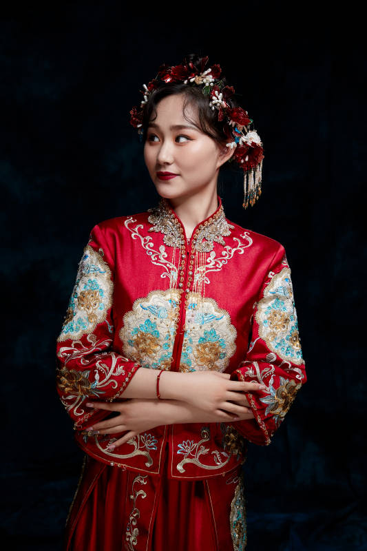 穿着中式秀禾服的亚洲少女图片