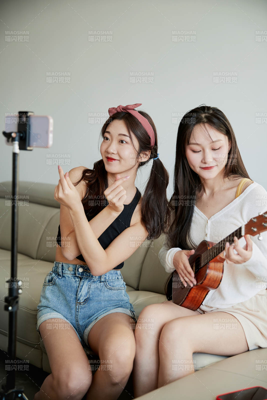 在家做主播直播的亚洲年轻闺蜜少女图片