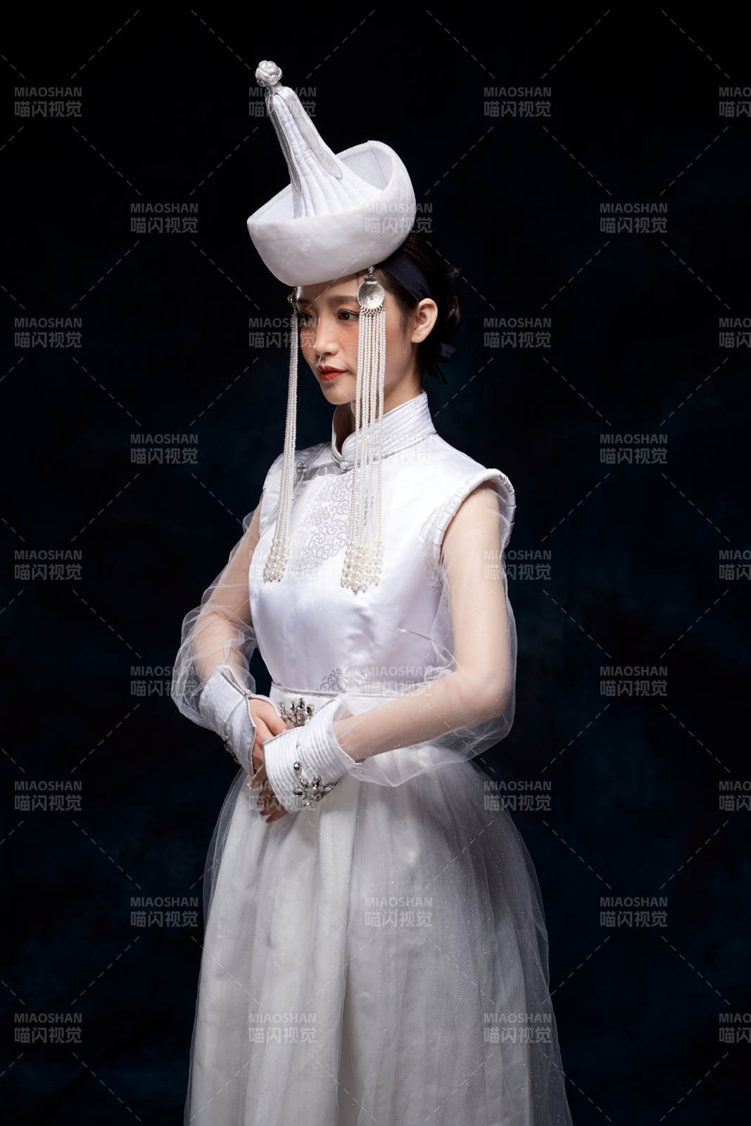 穿着蒙古族服饰的亚洲青年女性图片